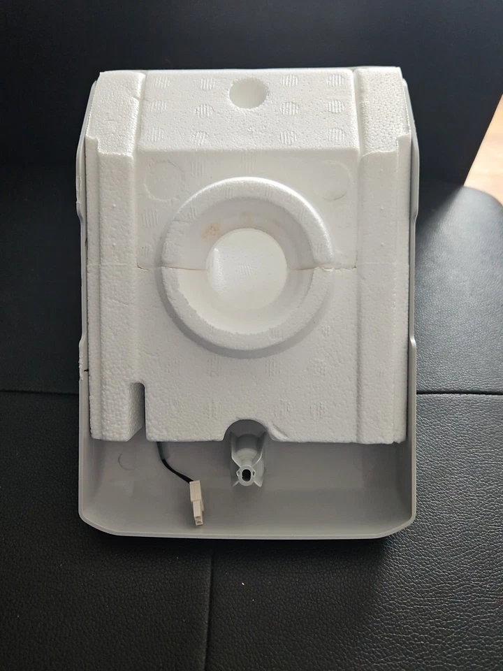 Maytag Whirlpool Refrigerator Diffuser Assembly  –   W10861170 W10637058  *used**
