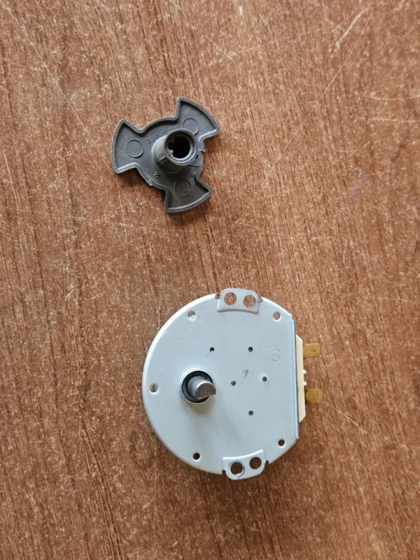GE Microwave Turntable Motor & Coupler  -   WB26X10233 WB06X10815  *used* - Image 2